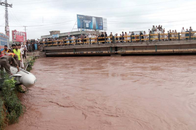 people gather at bhudni bridge as canal overflows photo muhammad iqbal express people gather at bhudni bridge as canal overflows photo muhammad iqbal express