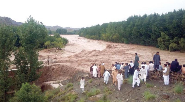 people watch salyaza stream flow in full flood in zhob district photo banaras khan express people watch salyaza stream flow in full flood in zhob district photo banaras khan express