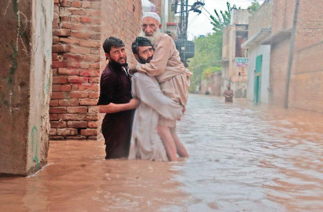 people stranded and traffic suspended in bhudni pul area photos muhammad iqbal express people stranded and traffic suspended in bhudni pul area photos muhammad iqbal express