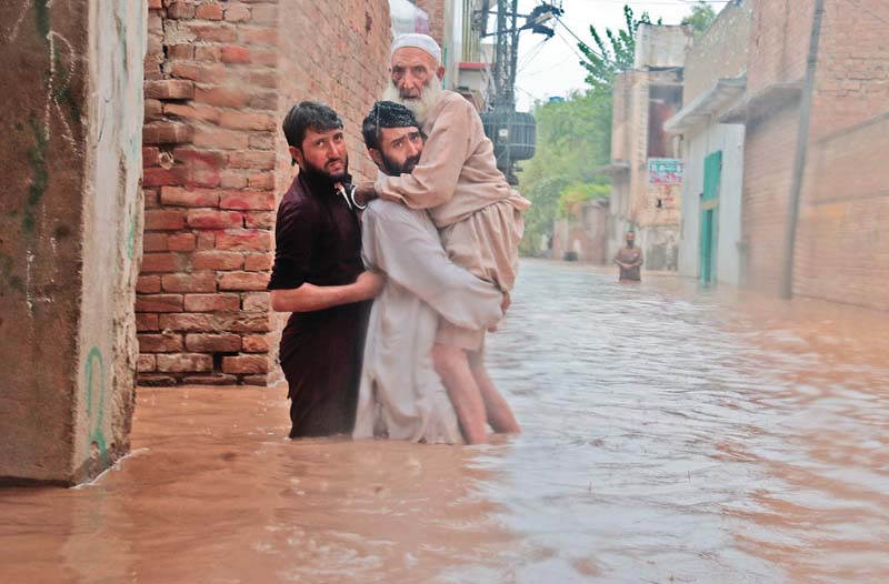 people stranded and traffic suspended in bhudni pul area photos muhammad iqbal express