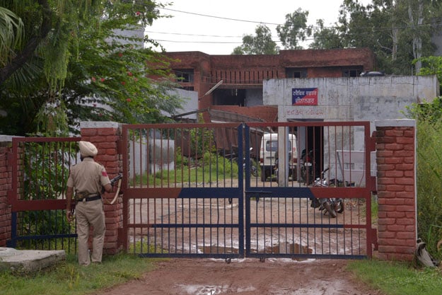 indian army personnel take position during an encounter with armed attackers at the police station in dinanagar town in the gurdaspur district of punjab state on july 27 2015 photo afp