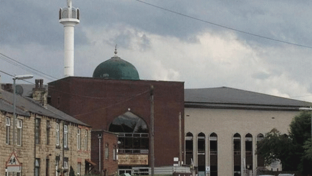 the school is situated in the huge markazi mosque compound one of the largest in the uk photo beautifulmosque com the school is situated in the huge markazi mosque compound one of the largest in the uk photo beautifulmosque com