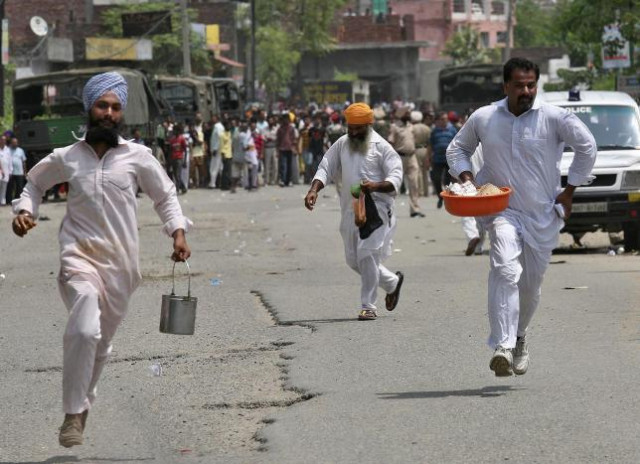 local residents run near the site of a gunfight at a police station at dinanagar town in gurdaspur district of punjab india july 27 2015 photo reuters local residents run near the site of a gunfight at a police station at dinanagar town in gurdaspur district of punjab india july 27 2015 photo reuters