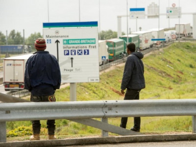 one dead as 1 500 migrants try to storm eurotunnel terminal again french police one dead as 1 500 migrants try to storm eurotunnel terminal again french police