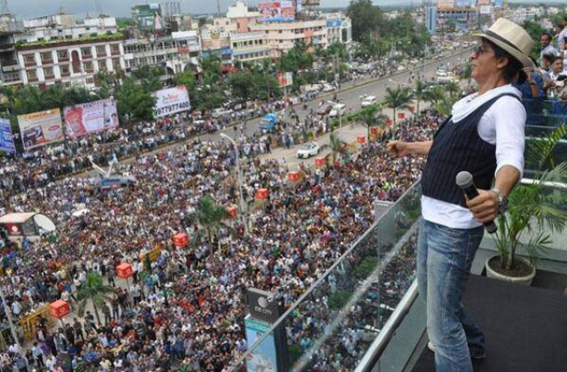 this is the chance for fans to get closer to king khan photo indianexpress this is the chance for fans to get closer to king khan photo indianexpress