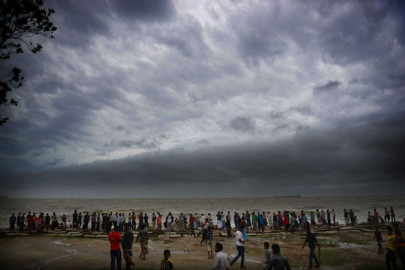 thousands evacuated as cyclone set to hit bangladesh
