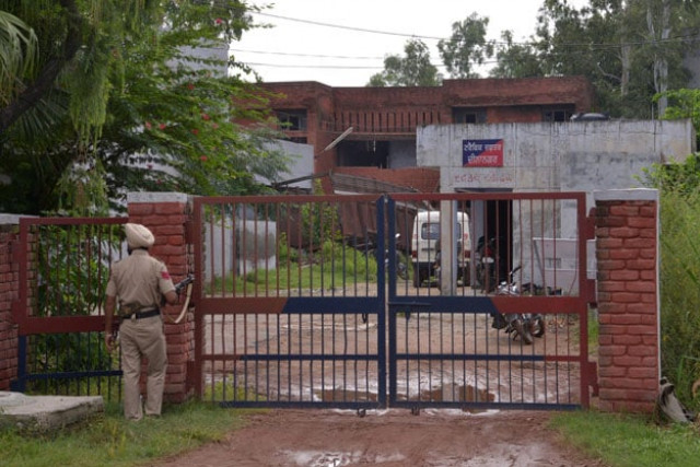 indian army personnel take position during an encounter with armed attackers at the police station in dinanagar town in the gurdaspur district of punjab state on july 27 2015 photo afp indian army personnel take position during an encounter with armed attackers at the police station in dinanagar town in the gurdaspur district of punjab state on july 27 2015 photo afp