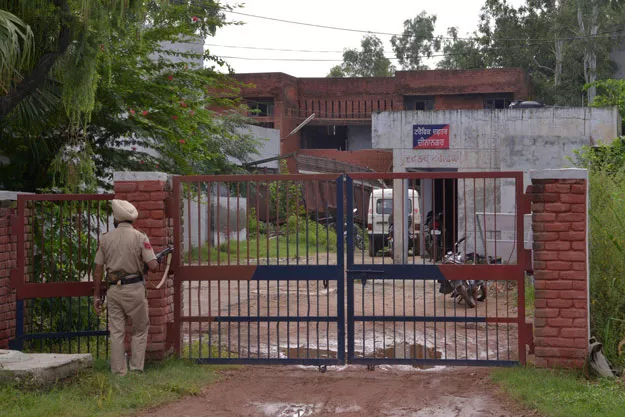 indian army personnel take position during an encounter with armed attackers at the police station in dinanagar town in the gurdaspur district of punjab state on july 27 2015 photo afp indian army personnel take position during an encounter with armed attackers at the police station in dinanagar town in the gurdaspur district of punjab state on july 27 2015 photo afp