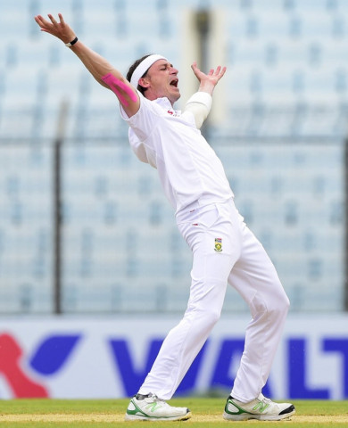 the 32 year old fast bowler reached his landmark when south african skipper hashim amla took a chest high catch at first slip in steyn 039 s third over of the match photo afp the 32 year old fast bowler reached his landmark when south african skipper hashim amla took a chest high catch at first slip in steyn 039 s third over of the match photo afp