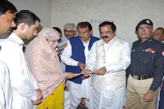 lawmakers policemen present cheque for rs5m to the widow photo online