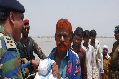 thousands flee to safety as water level rises in indus