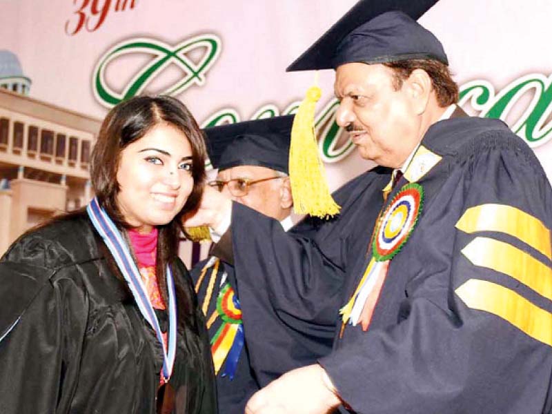 president mamnoon awards a medal to a promising student photo inp