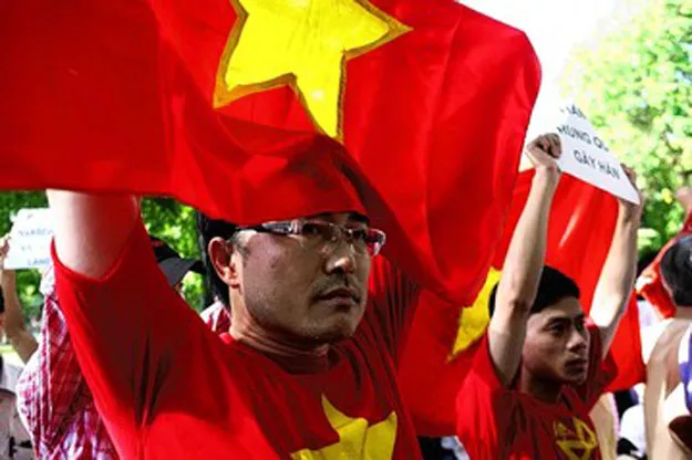 some 200 vietnamese demonstrators protested against china 039 s influence on the south china sea at the chinese embassy in hanoi on sunday photo afp some 200 vietnamese demonstrators protested against china 039 s influence on the south china sea at the chinese embassy in hanoi on sunday photo afp