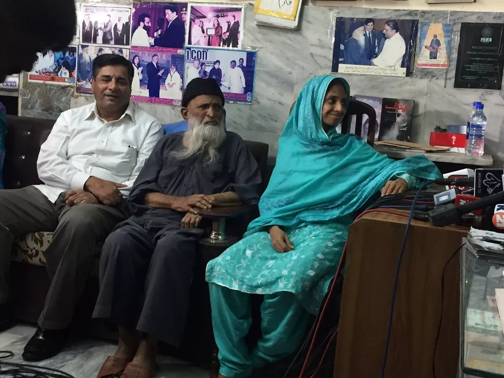 indian high commissioner seen with abdul sattar edhi and geeta at edhi centre photo rabia ali express indian high commissioner seen with abdul sattar edhi and geeta at edhi centre photo rabia ali express