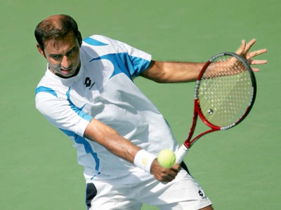 unprecedented honour aqeel khan takes centre court unprecedented honour aqeel khan takes centre court