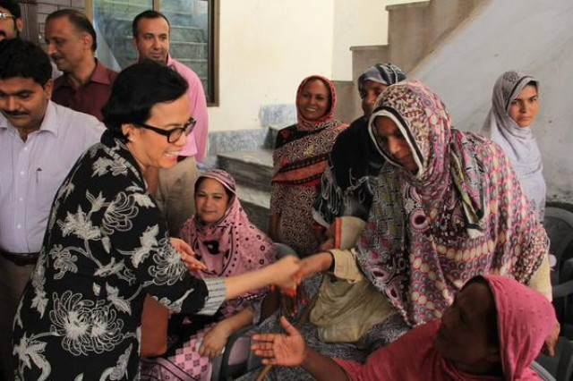 sri mulyani indrawati meets with bisp beneficiaries in lahore photo world bank sri mulyani indrawati meets with bisp beneficiaries in lahore photo world bank