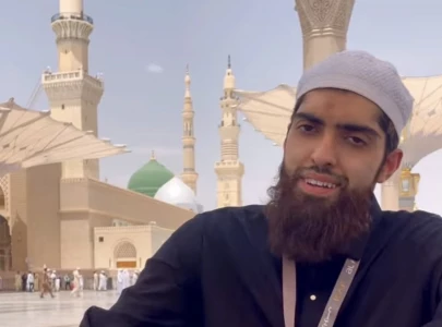 babur junaid jamshed recites late father s naat in madina earns praise