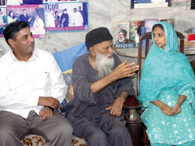 the indian envoy meets geeta and abdul sattar edhi in karachi photo athar khan express the indian envoy meets geeta and abdul sattar edhi in karachi photo athar khan express