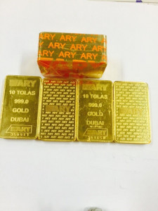 four arrested at karachi airport for smuggling gold