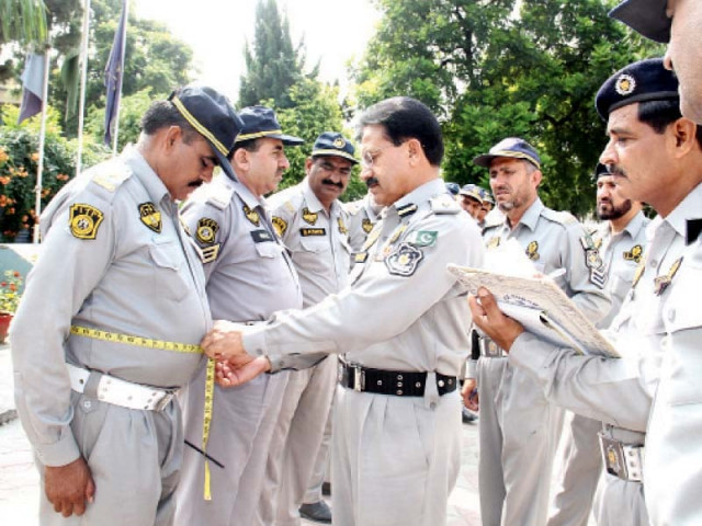 ssp measures waist of an itp official photo express ssp measures waist of an itp official photo express