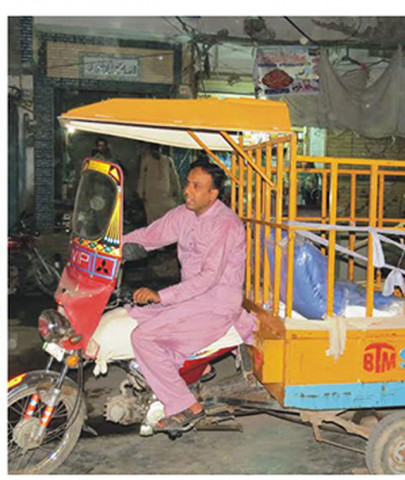 fayyaz mahi who has penned 12 novels and drives a qingqi photo faisalabad sujag