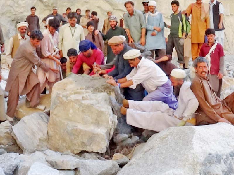 residents create a way for themselves through flooded areas in chitral photo inp