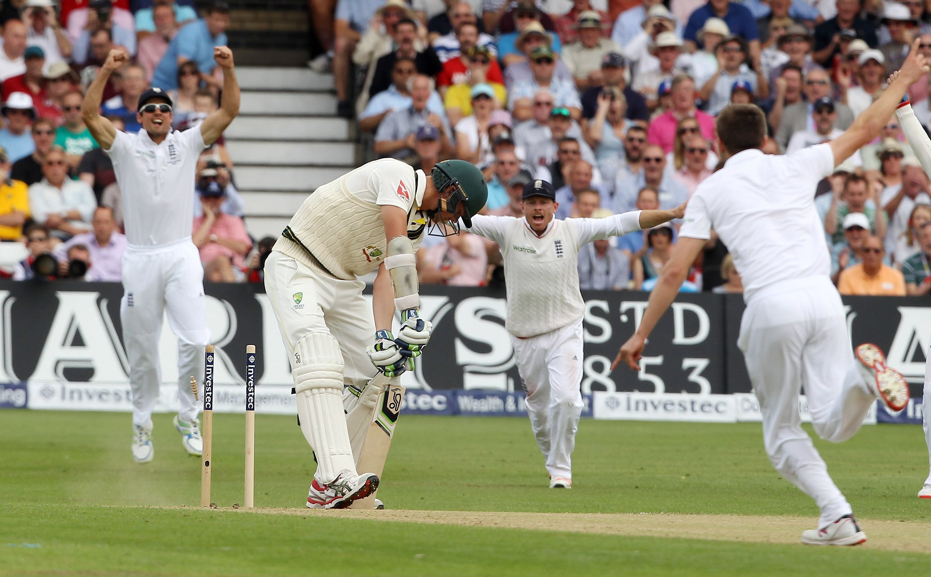 england 039 s captain alastair cook l and england 039 s ian bell 2nd r react as england 039 s mark wood r bowls australia 039 s josh hazlewood 2nd l during play on the third day of the fourth ashes cricket test photo afp