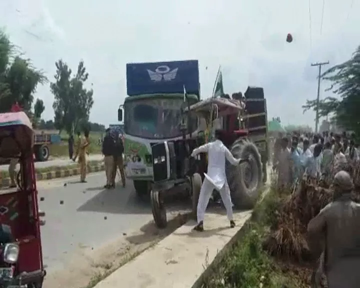 express news screengrab of clashes between police and villagers near kasur express news screengrab of clashes between police and villagers near kasur