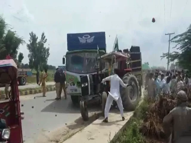 express news screengrab of clashes between police and villagers near kasur express news screengrab of clashes between police and villagers near kasur