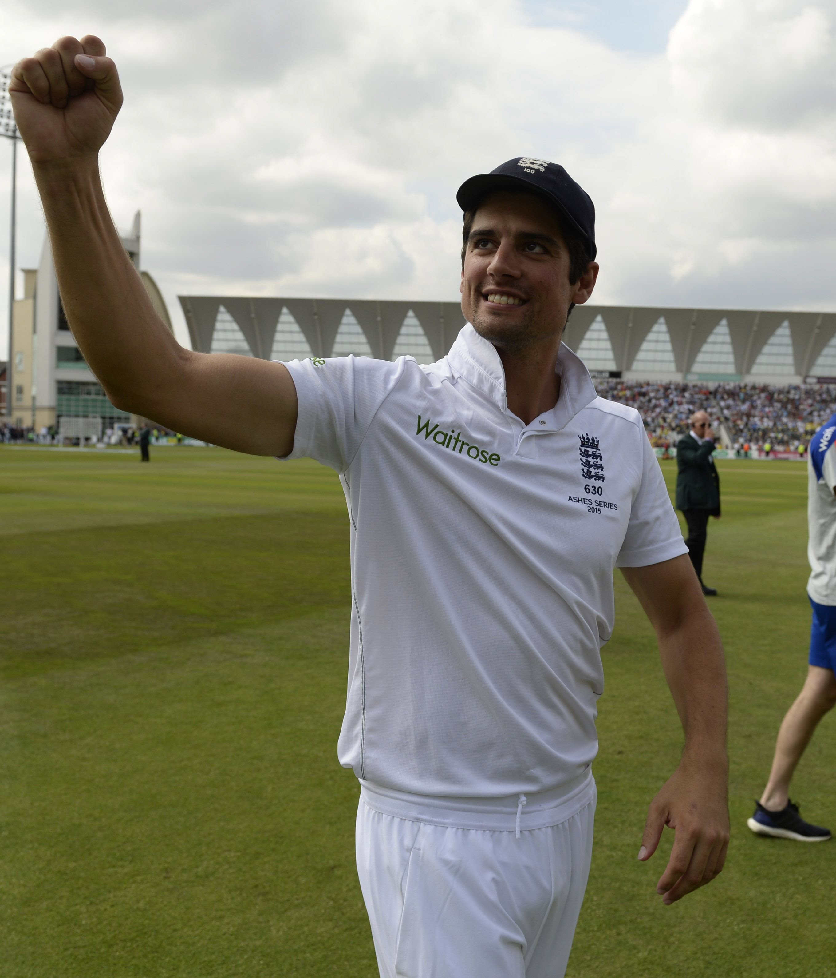 england 039 s captain alastair cook celebrates on the pitch after england wrap up the game and retain the ashes on the third day of the fourth ashes cricket test match between england and australia photo afp