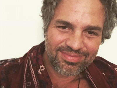 mark ruffalo goes sindhi shares picture in ajrak