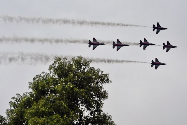 f 16 fighter jets from the republic of singapore air force 039 s aerobatics team the black knights perform an aerial display over singapore on august 9 2015 photo afp f 16 fighter jets from the republic of singapore air force 039 s aerobatics team the black knights perform an aerial display over singapore on august 9 2015 photo afp