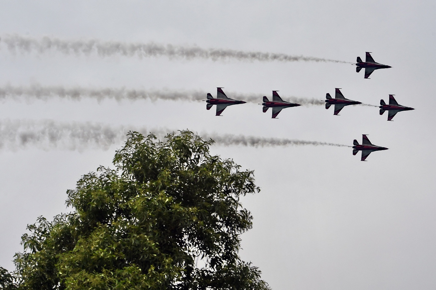 f 16 fighter jets from the republic of singapore air force 039 s aerobatics team the black knights perform an aerial display over singapore on august 9 2015 photo afp