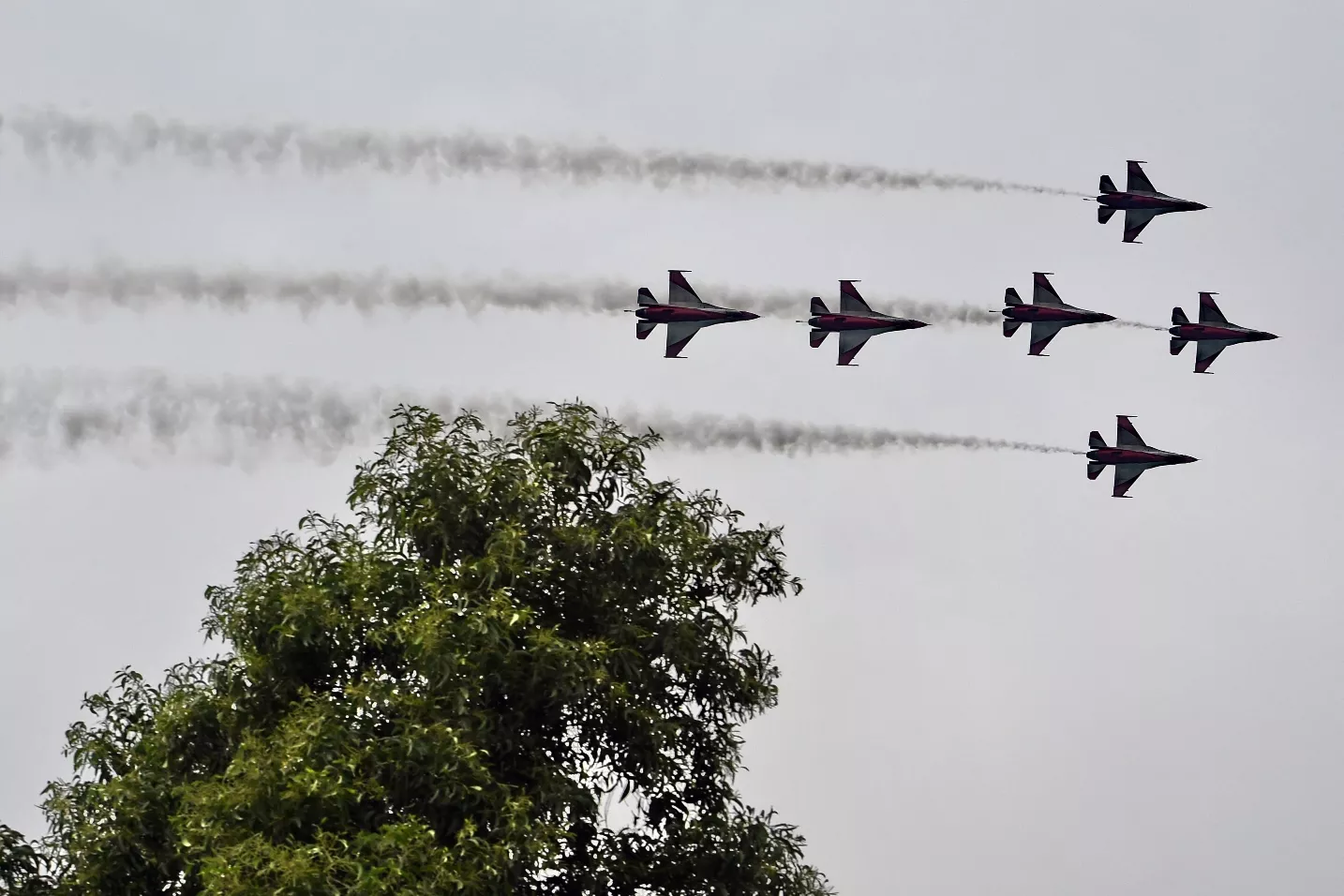 f 16 fighter jets from the republic of singapore air force 039 s aerobatics team the black knights perform an aerial display over singapore on august 9 2015 photo afp f 16 fighter jets from the republic of singapore air force 039 s aerobatics team the black knights perform an aerial display over singapore on august 9 2015 photo afp