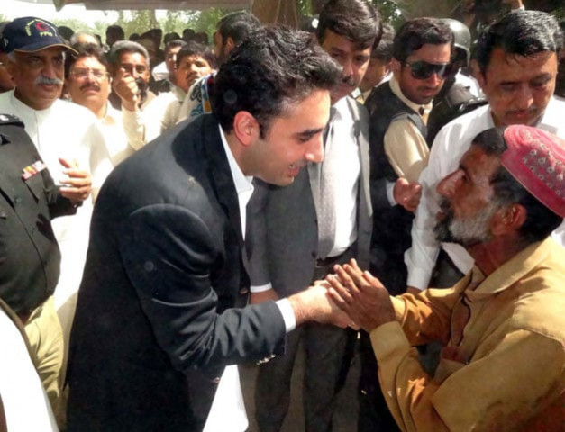 pakistan peoples party chairperson bilawal bhutto zardari speaks with a flood affected person during his visit to the flood hit areas of sindh on sunday photo pid pakistan peoples party chairperson bilawal bhutto zardari speaks with a flood affected person during his visit to the flood hit areas of sindh on sunday photo pid