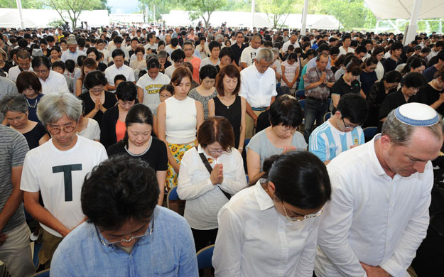 people offer silent prayers during the memorial ceremony to mark the 70th anniversary of the atomic bombing of nagasaki on august 9 2015 photo afp
