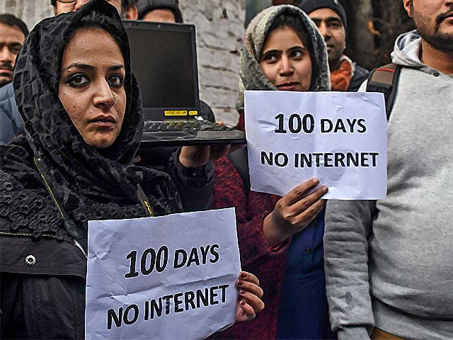 kashmiri journalists protest against internet blockade put by india 039 s government in srinagar photo getty