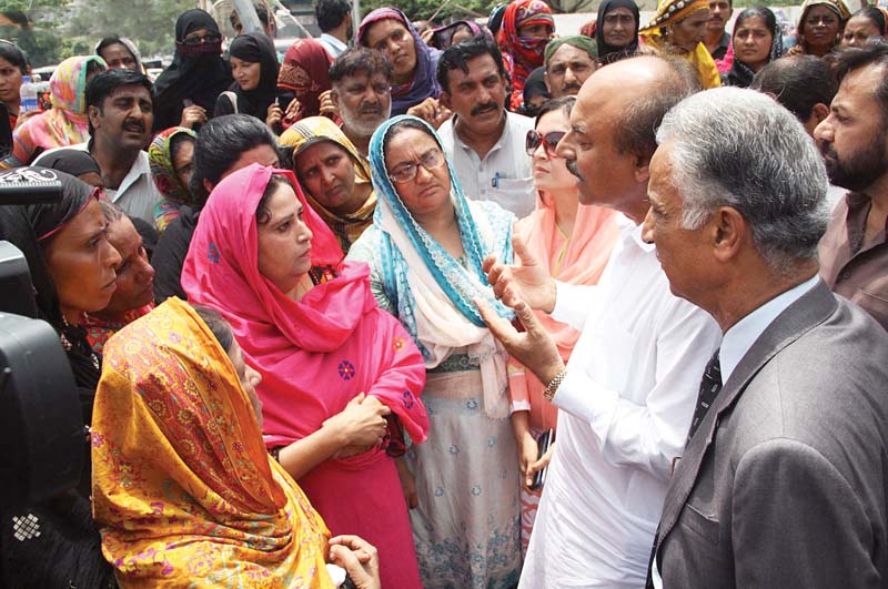 irrigation minister nisar khuhro negotiates with lady health workers outside sindh assembly the workers were protesting against the non payment of salaries photo online