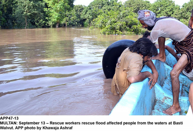 workers rescue people stranded in the floods near basti walvut photo app workers rescue people stranded in the floods near basti walvut photo app