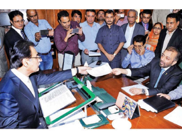 mqm parliamentary leader farooq sattar and other party legislators present their resignations to national assembly speaker ayaz sadiq photo online mqm parliamentary leader farooq sattar and other party legislators present their resignations to national assembly speaker ayaz sadiq photo online