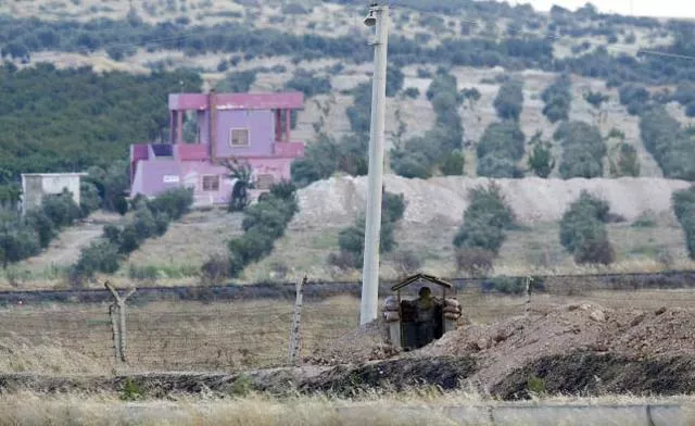 a turkish soldier stands guard at the turkish syrian border in karkamis bordering with the islamic state held syrian town of jarablus in gaziantep province turkey august 1 2015 photo reuters a turkish soldier stands guard at the turkish syrian border in karkamis bordering with the islamic state held syrian town of jarablus in gaziantep province turkey august 1 2015 photo reuters