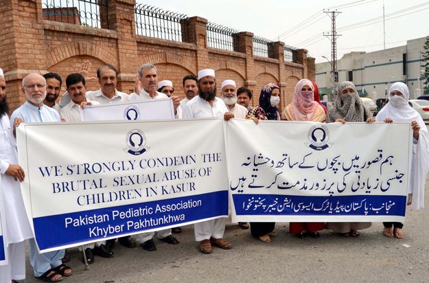 members of the pakistan paediatric association ppa khyber pakhtunkhwa p rotesting against kasur child abuse case photo ppi