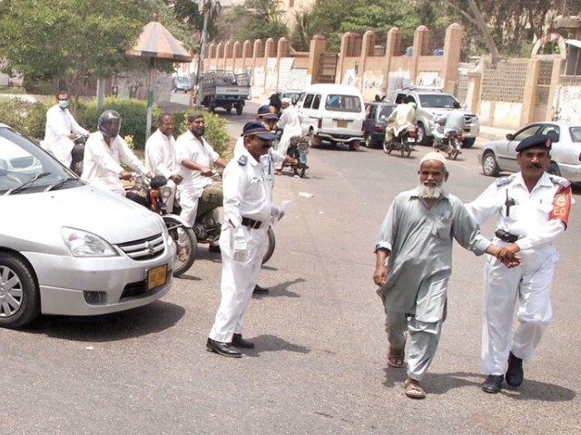 citizens complain traffic police only going after drivers of buses rickshaws photo app