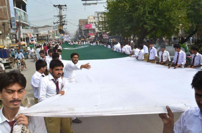 patriotism gigantic flag unveiled in faisalabad patriotism gigantic flag unveiled in faisalabad