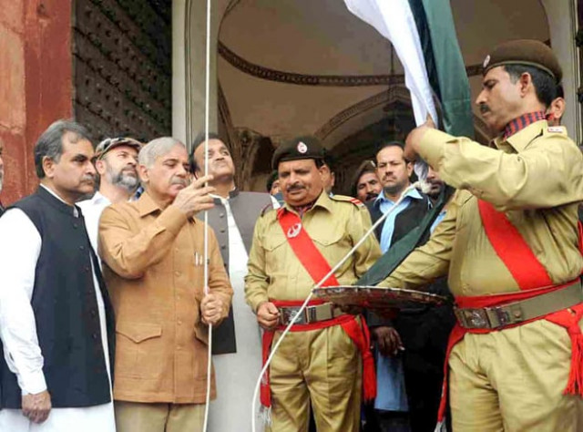 sharif says flag hoisted at lahore fort is the biggest ever hoisted in the country photo online sharif says flag hoisted at lahore fort is the biggest ever hoisted in the country photo online
