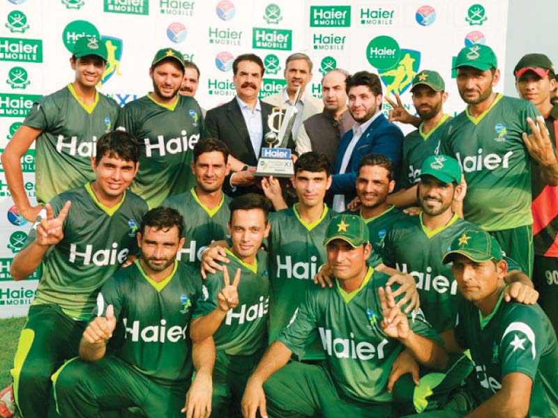 army chief gen raheel holds the match trophy as he poses with the green shirts after playing cricket at the ghq stadium in rawalpindi photo ispr