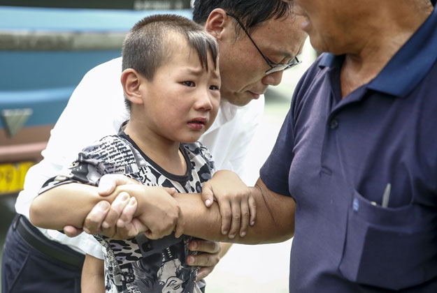 victims being evacuated from a temporary shelter in an elementary school in tianjin residents near the site of two giant explosions in the northern chinese port city of tianjin were being evacuated on august 15 over fears of toxic contamination the official xinhua news agency said photo afp