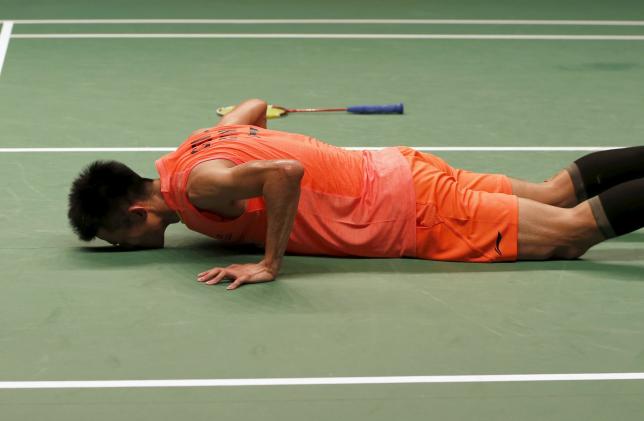 china 039 s chen long kisses the court after beating malaysia 039 s lee chong wei during their men 039 s singles finals badminton match at the bwf world championships in jakarta august 16 2015 photo reuters