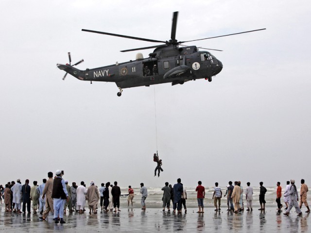 six members of a family drown at manora beach in karachi