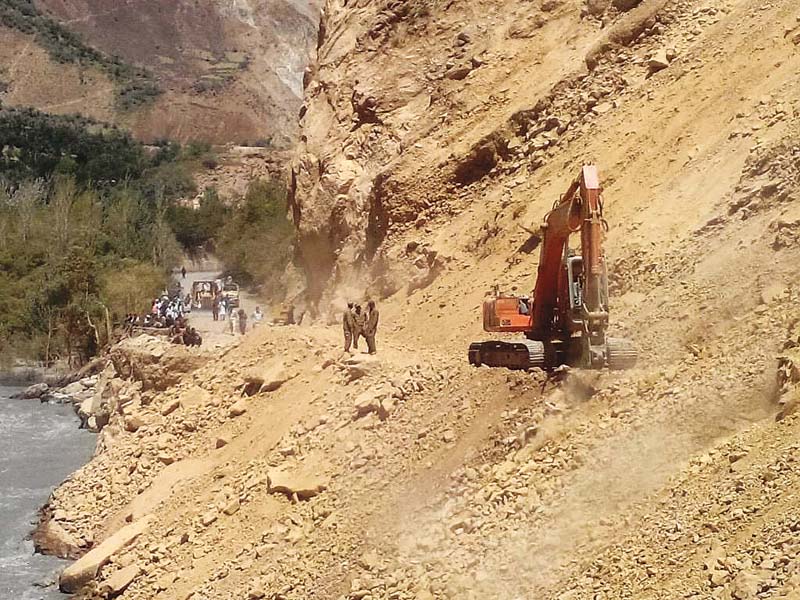 frontier works organisation and pakistan army engineers work on chitral boni road photo courtesy ispr